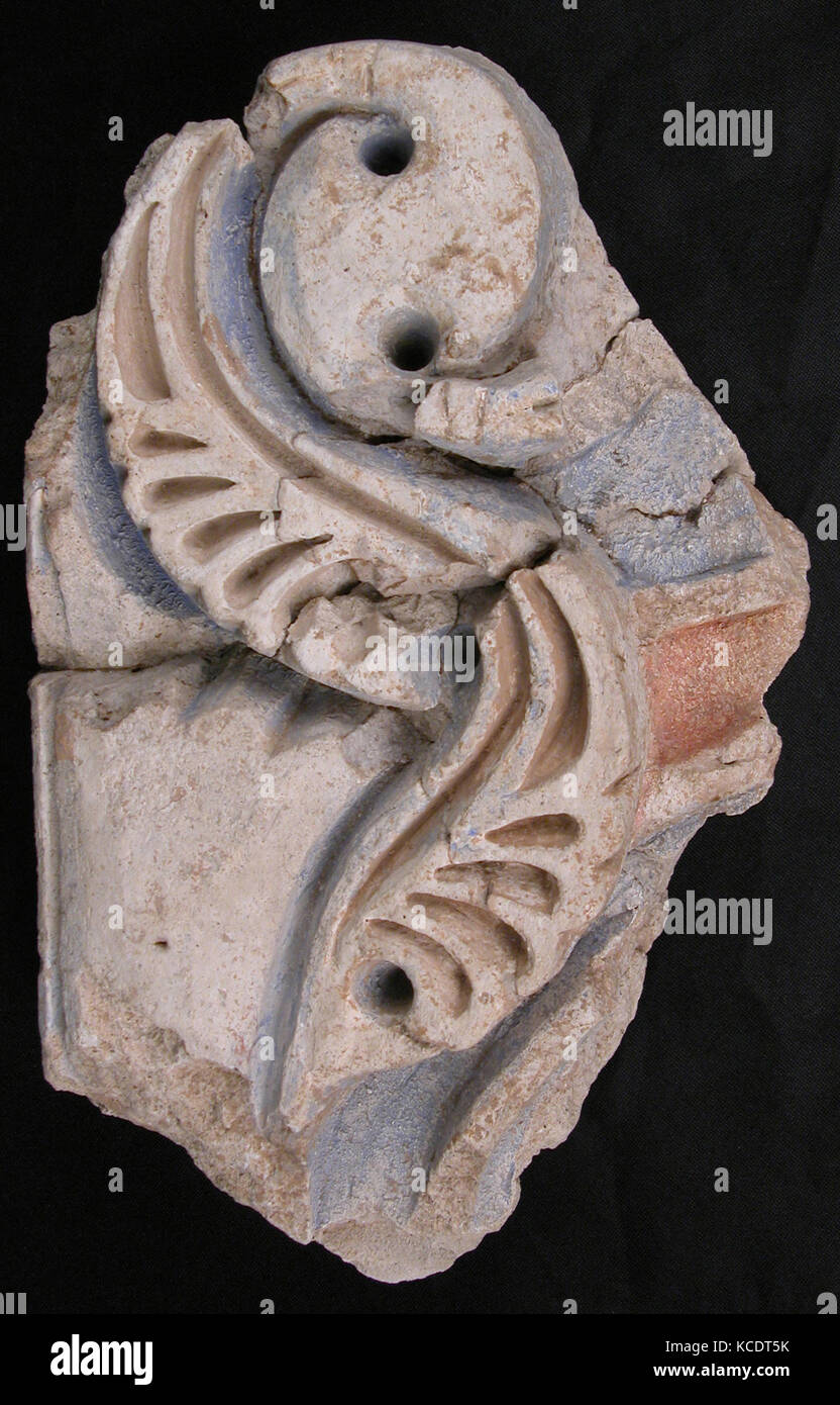 Fragment d'une frise, 10e siècle, l'objet de fouilles en Iran, Nishapur, plâtre, sculpté et peint, H. 5 3/8 in. (13,6 cm), Sculpture Banque D'Images