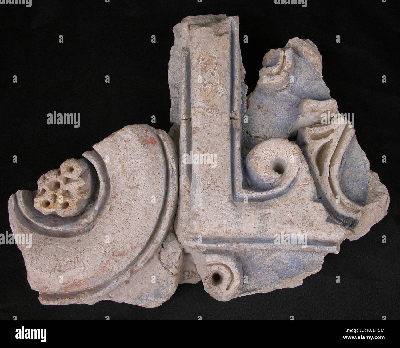Fragment d'une moulure, 10e siècle, l'objet de fouilles en Iran, Nishapur, plâtre, sculpté et peint, H. 10 5/8 in. (27 cm), Sculpture Banque D'Images