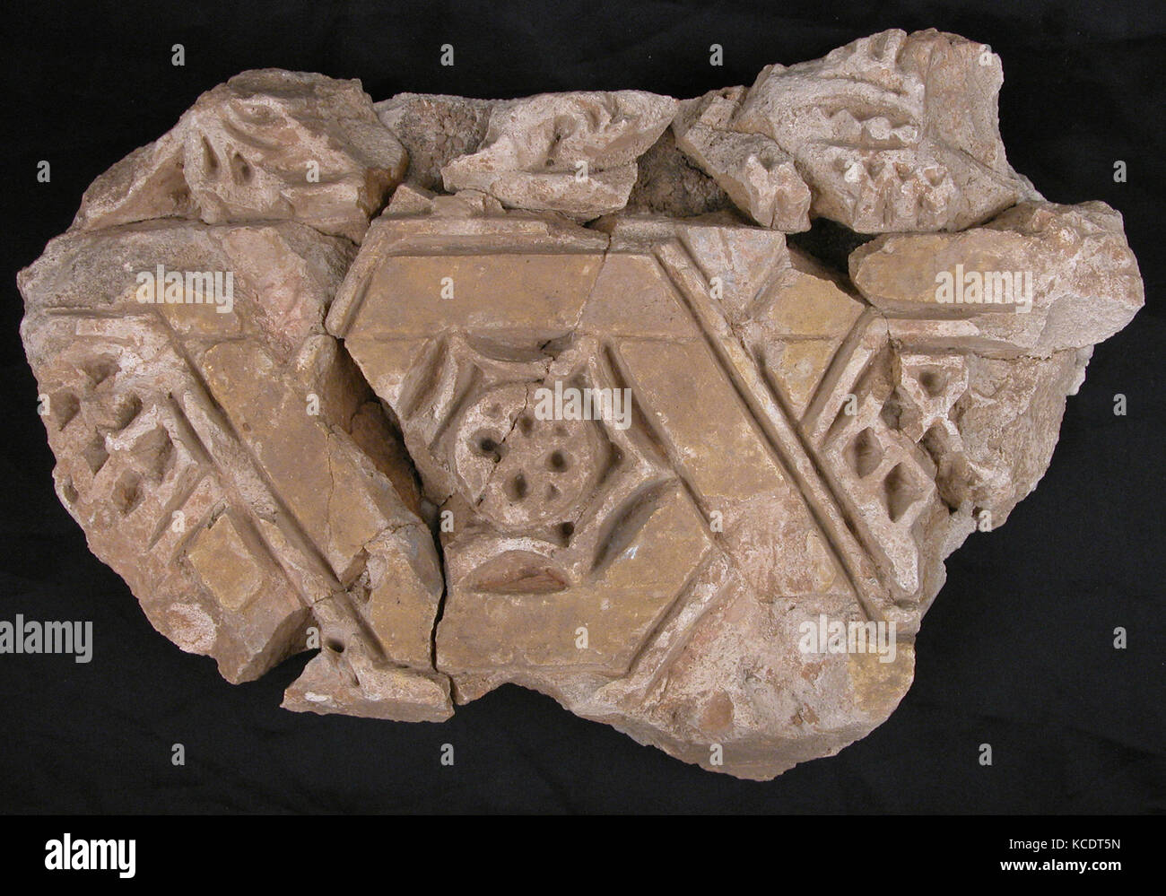 Fragment, 9e-10e siècle, l'objet de fouilles en Iran, Nishapur, plâtre, stuc, sculpté et peint Banque D'Images