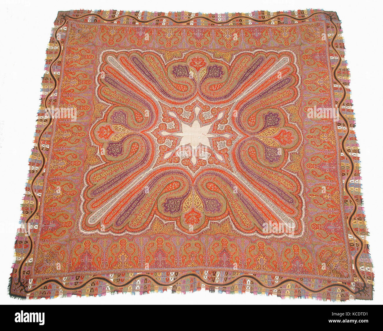 Châle, du milieu du xixe siècle, attribué à l'Inde, au cachemire, laine, 84 in. de largeur 84,00 élevé (213,4 cm de hauteur 213,4 cm de large), Textiles Banque D'Images