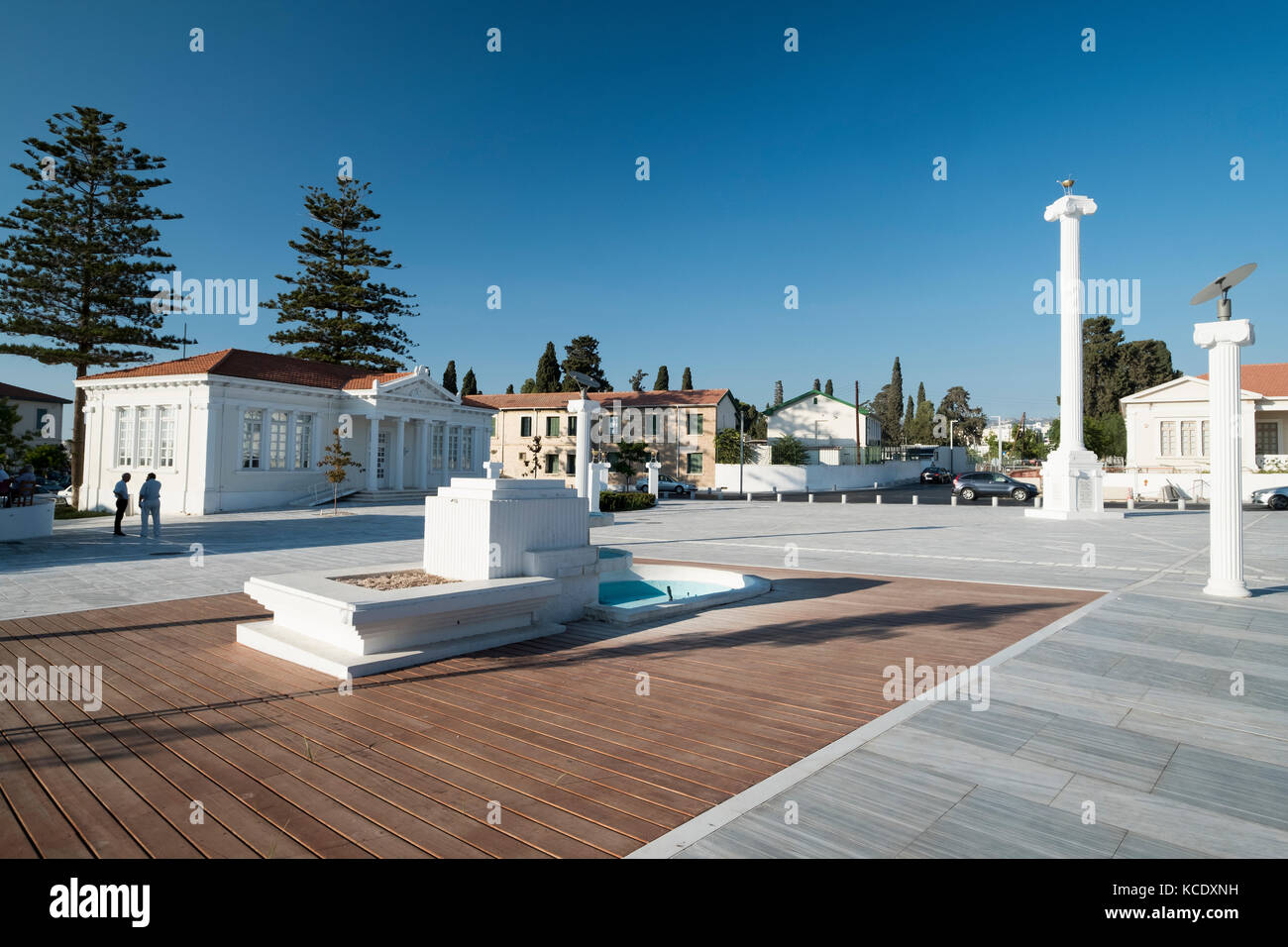 La colonne du 28 octobre, et Pafos Bibliothèque Municipale, en 28e place d'octobre, Pafos, Chypre Banque D'Images La colonne du 28 octobre, et Pafos Bibliothèque Municipale, en 28e place d'octobre, Pafos, Chypre Banque D'Images