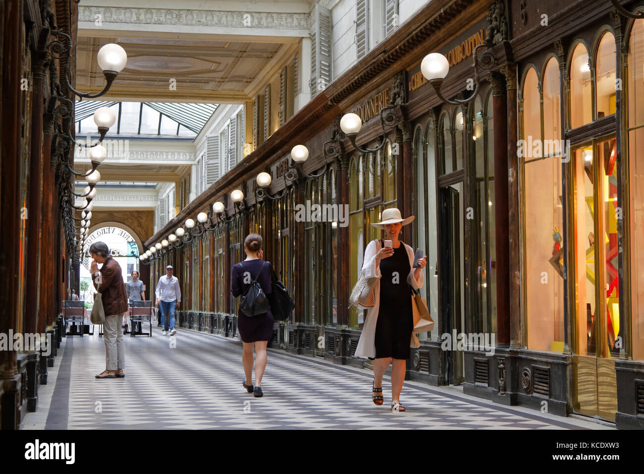 PARIS, France, 16 juin 2017 : la Galerie Vero-Dodat est l'un des passages couverts de Paris.C'était l'un des premiers passages de Paris à obtenir g. Banque D'Images