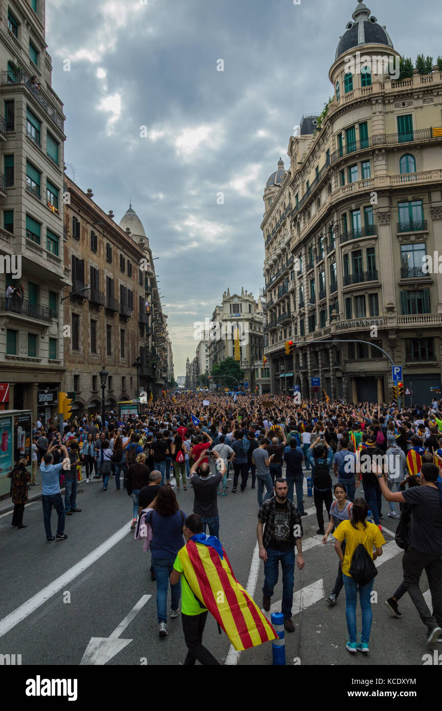 Espagne, Barcelone 03 Octobre - 2017 pacifique de protestation contre la violence de l'application de la loi lors du référendum d'indépendance de la Catalogne. Banque D'Images