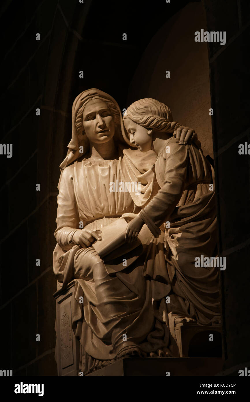 Statue en marbre dans la cathédrale du Puy-en-Velay Banque D'Images