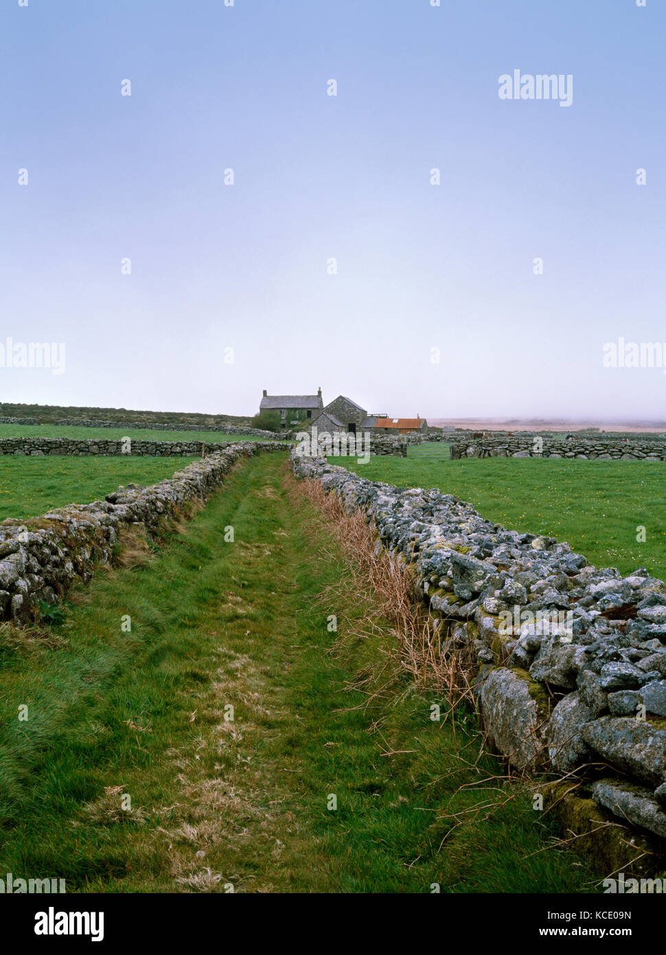 Maison Bosullow couronnement, commun. Construite en pierre de granit traditionnel en ruine de ferme et dépendances, atteint par voie bordée d'un mur de pierres sèches. Banque D'Images
