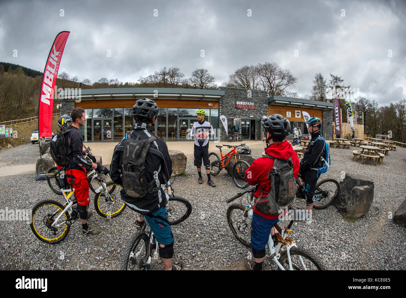 Un entraîneur de vélo de montagne prend une leçon de groupe au Bikepark de galles près de Merthyr Tydfil. Banque D'Images