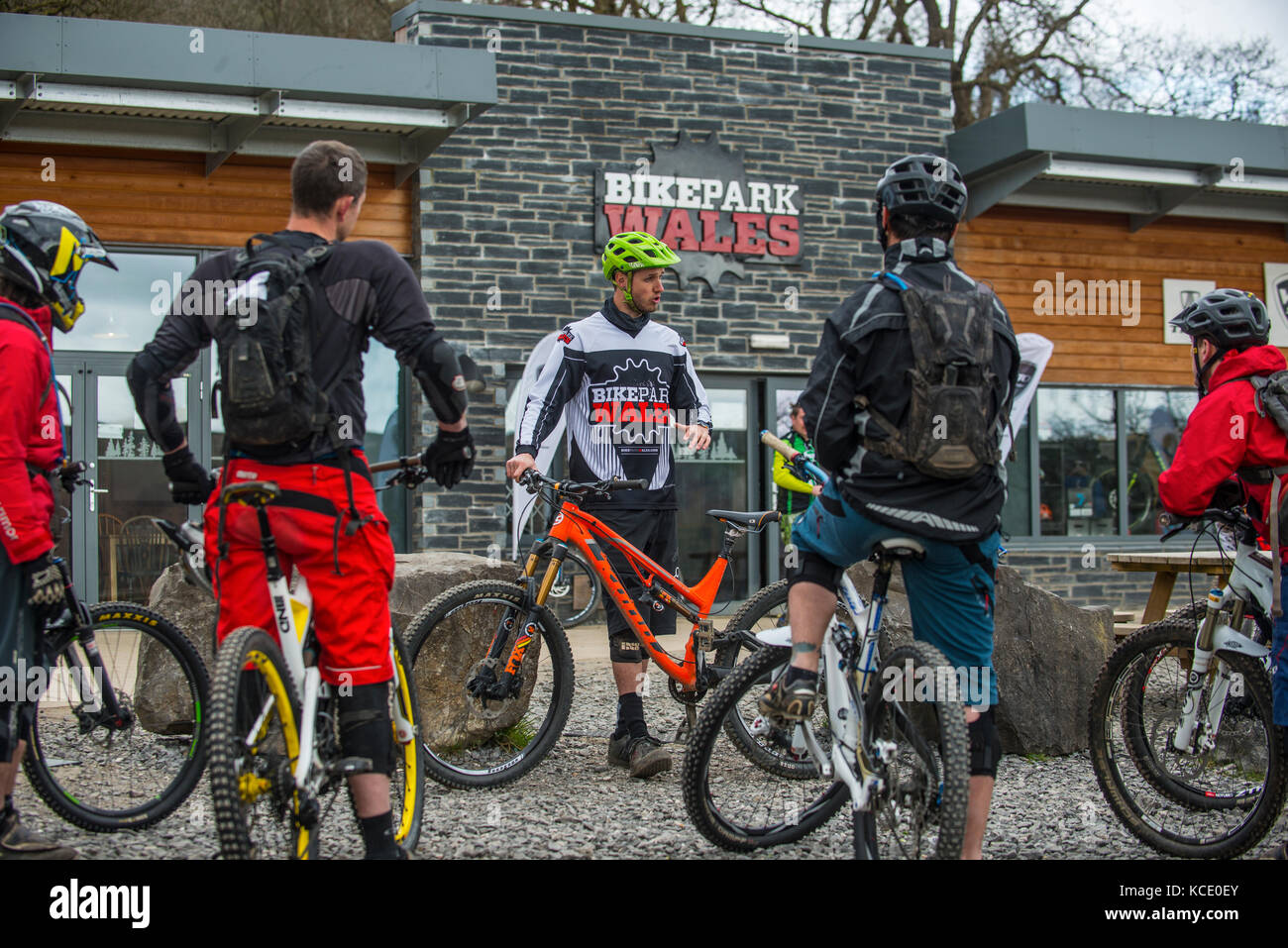 Un entraîneur de vélo de montagne prend une leçon de groupe au Bikepark de galles près de Merthyr Tydfil. Banque D'Images