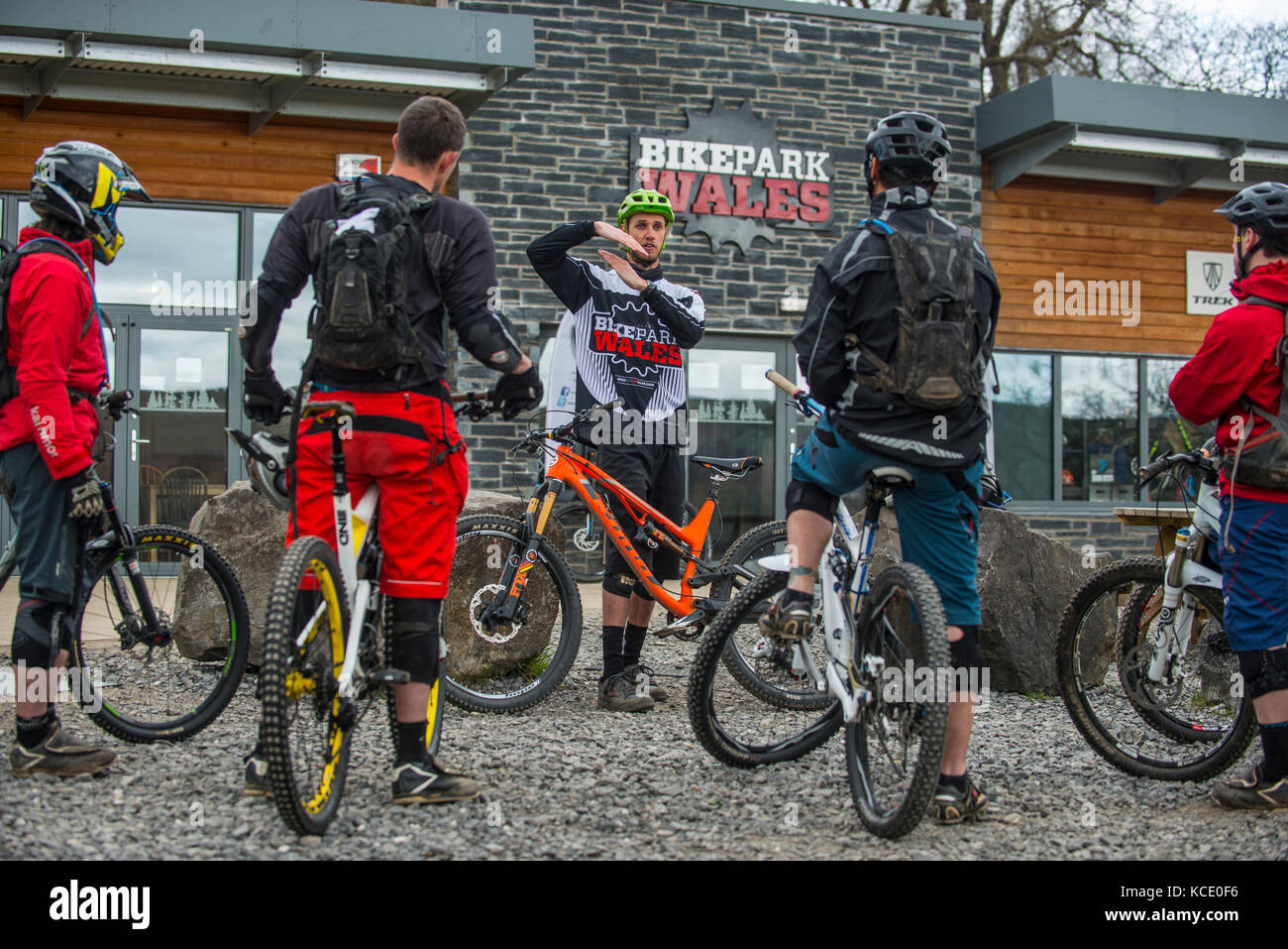 Un entraîneur de vélo de montagne prend une leçon de groupe au Bikepark de galles près de Merthyr Tydfil. Banque D'Images