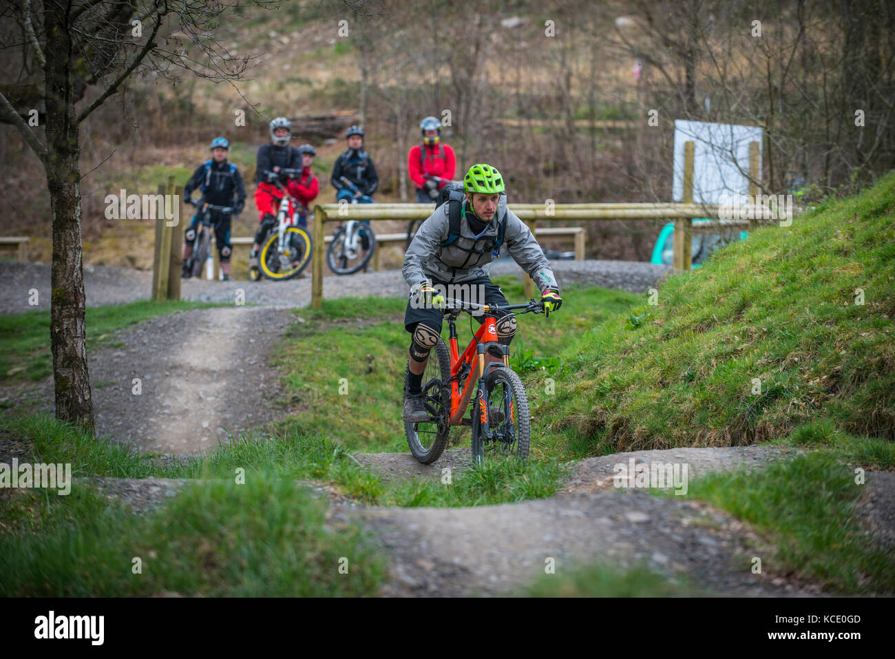 Un entraîneur de vélo de montagne prend une leçon de groupe au Bikepark de galles près de Merthyr Tydfil. Banque D'Images