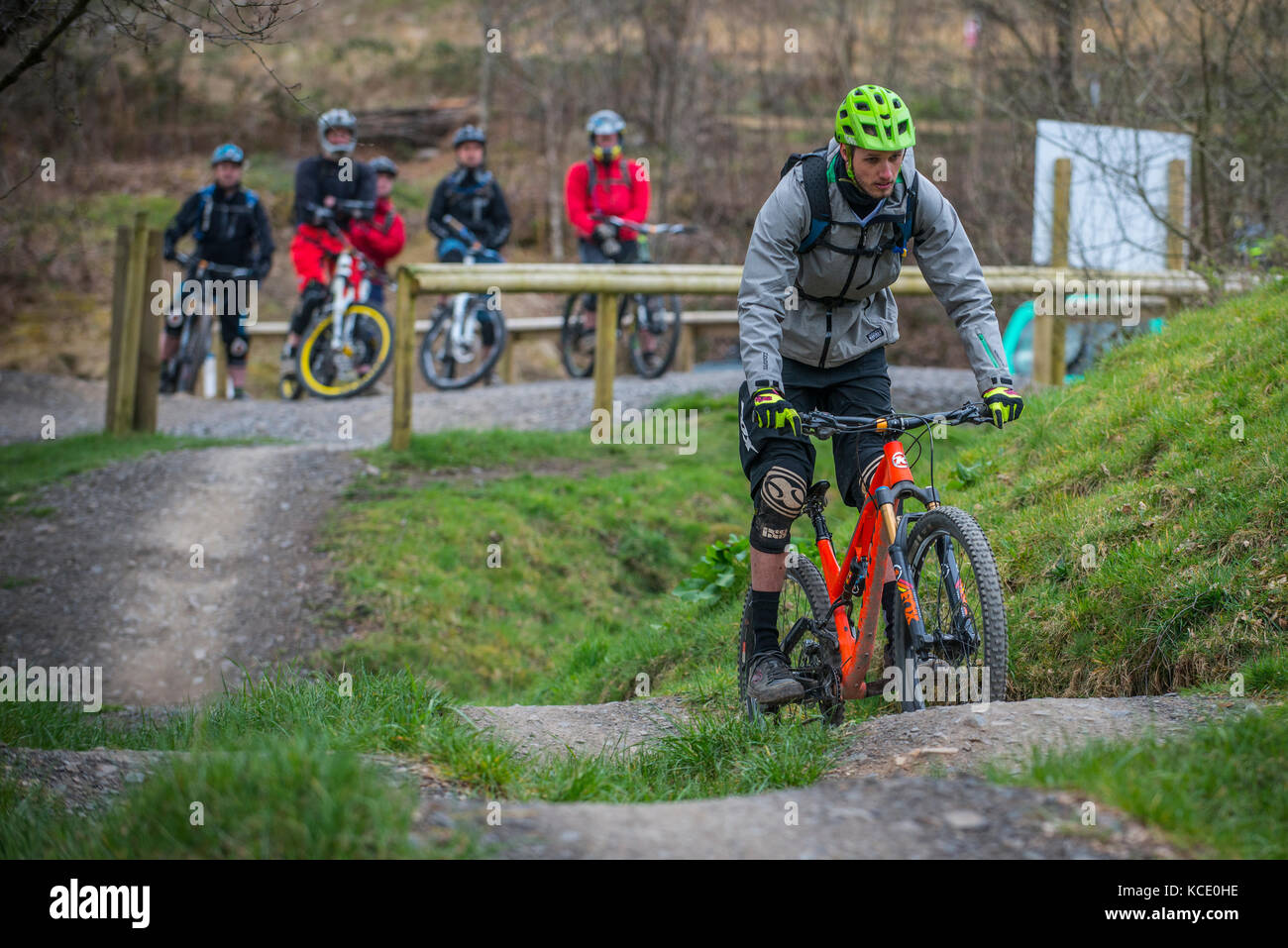 Un entraîneur de vélo de montagne prend une leçon de groupe au Bikepark de galles près de Merthyr Tydfil. Banque D'Images