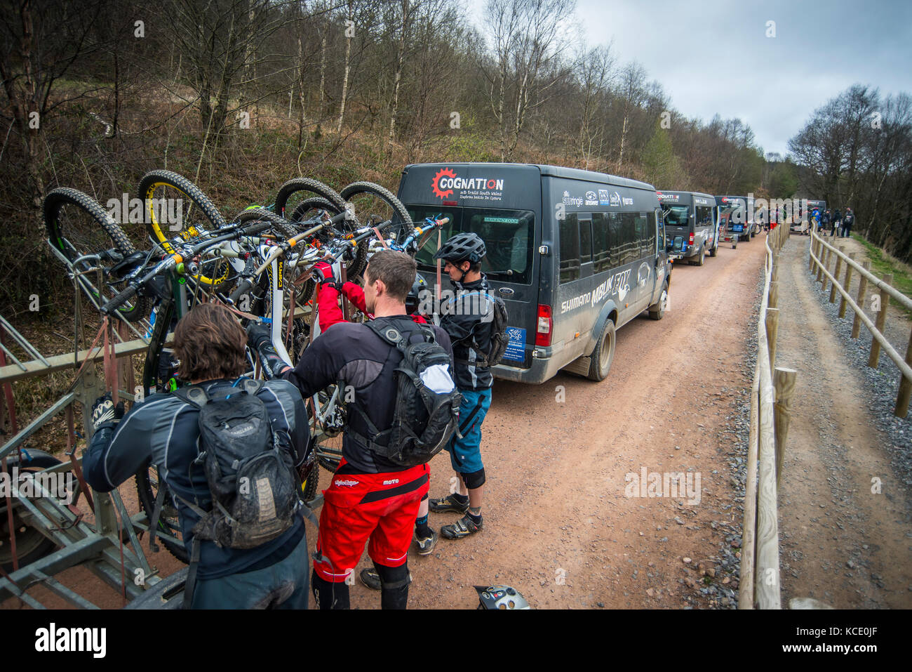 Vélo de montagne à charger leurs vélos sur une remorque au Bikepark de galles près de Merthyr Tydfil. Banque D'Images