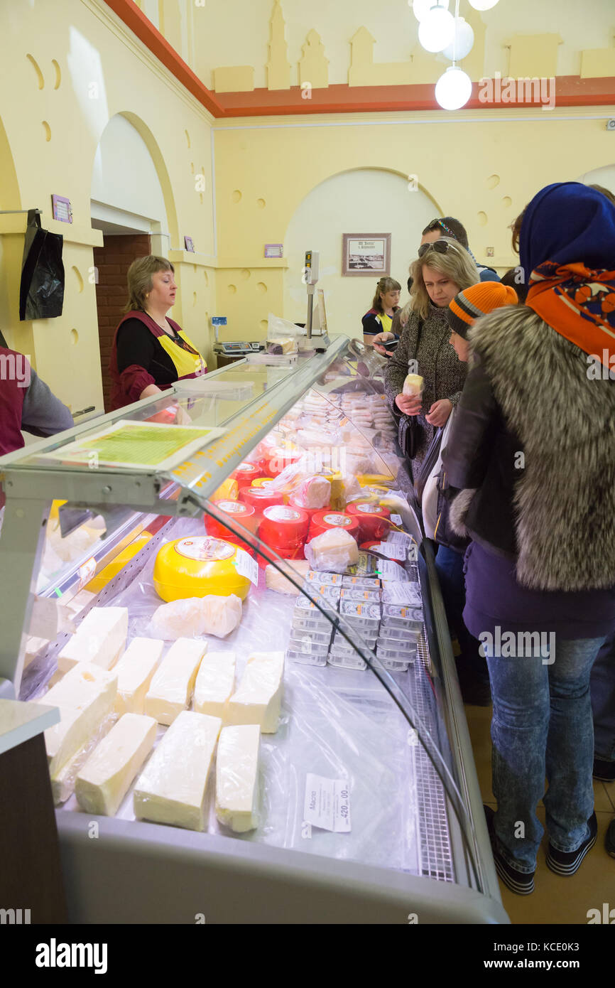 KOSTROMA, RUSSIE - 07 MAI 2017 : des personnes non identifiées achètent de la nourriture à la bourse de fromage de Kostroma. Le magasin présente des produits de différents fromagers i Banque D'Images