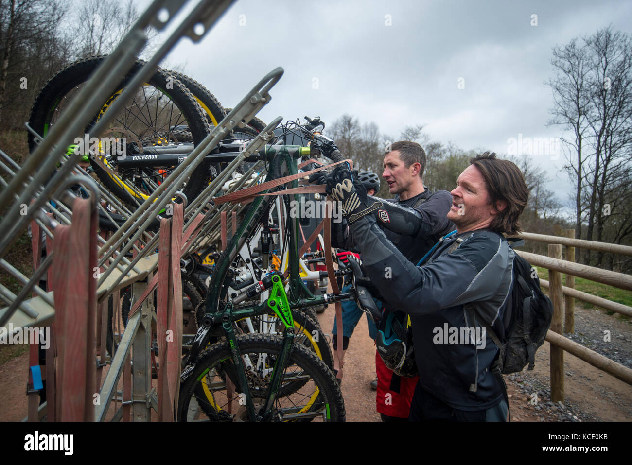 Vélo de montagne à charger leurs vélos sur une remorque au Bikepark de galles près de Merthyr Tydfil. Banque D'Images