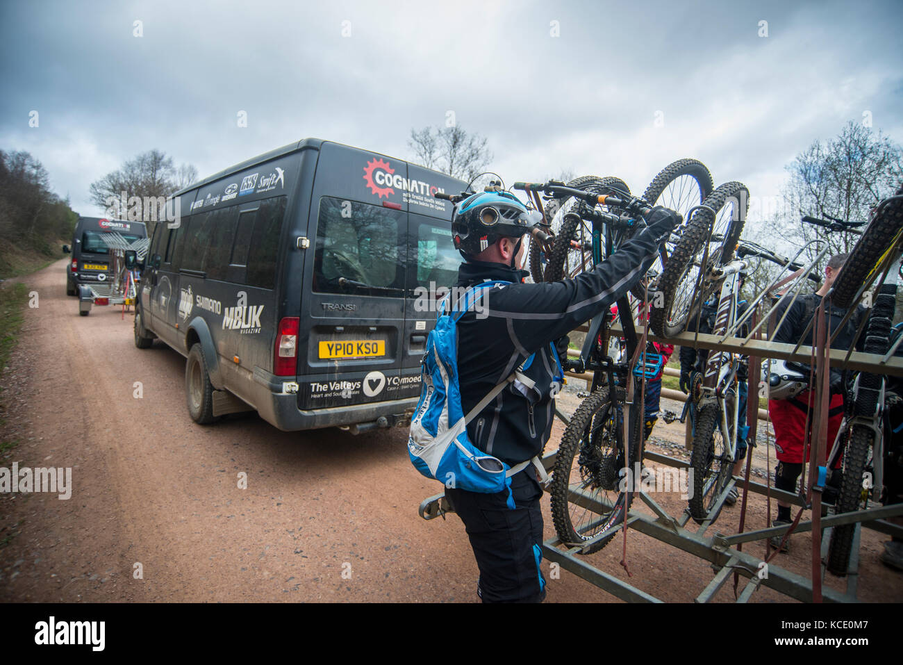 Vélo de montagne à charger leurs vélos sur une remorque au Bikepark de galles près de Merthyr Tydfil. Banque D'Images
