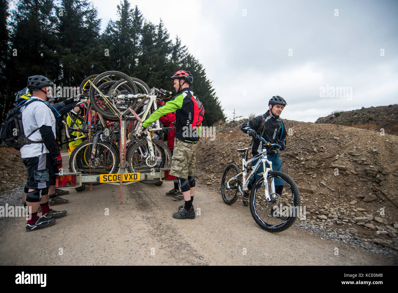 Les vététistes décharger leurs vélos à partir d'une bande-annonce sur le Bikepark de galles près de Merthyr Tydfil. Banque D'Images
