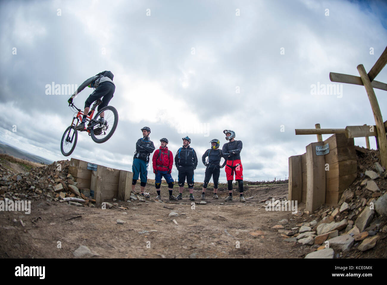 Un entraîneur de vélo de montagne prend une leçon de groupe au Bikepark de galles près de Merthyr Tydfil. Banque D'Images