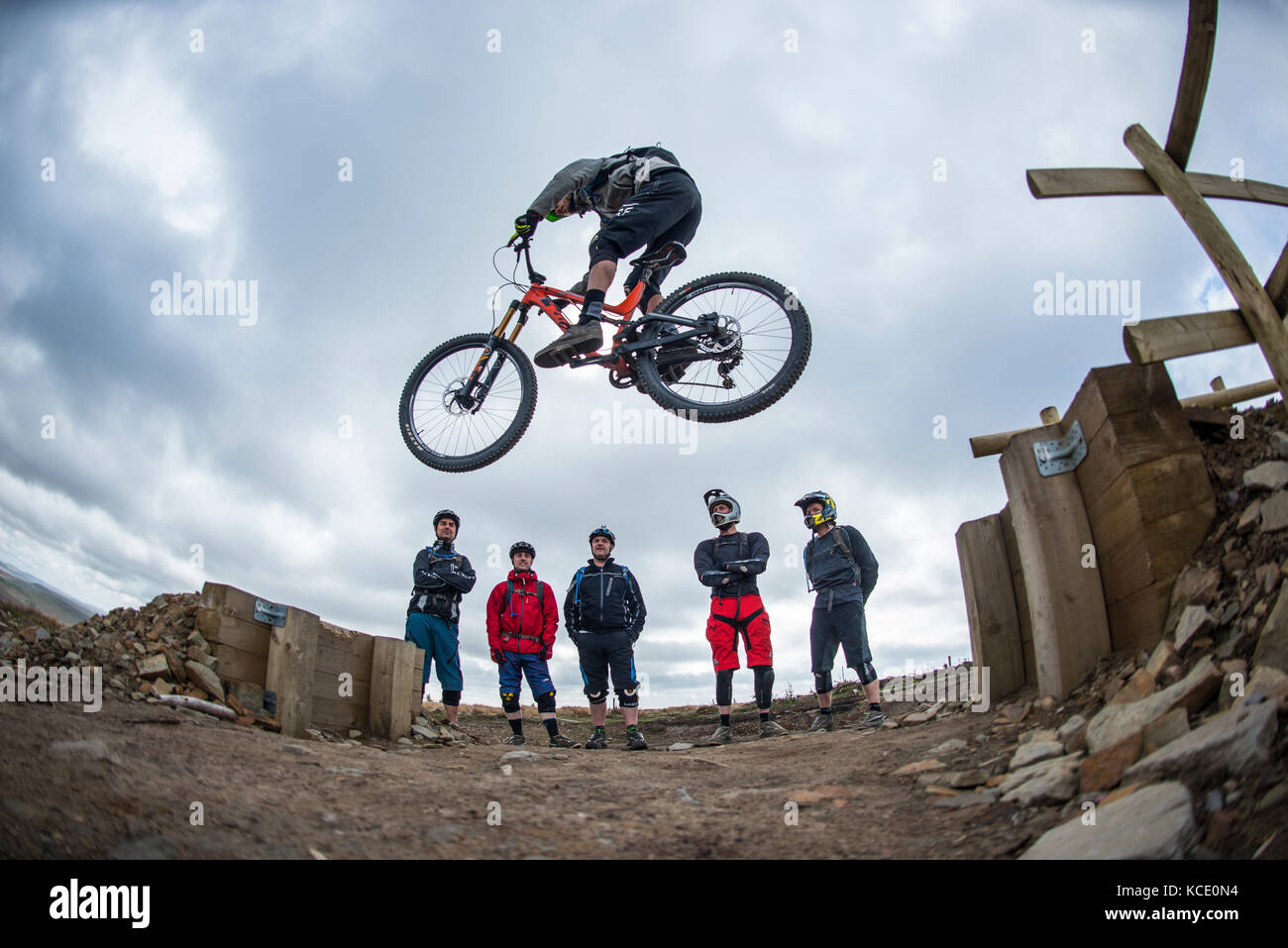 Un entraîneur de vélo de montagne prend une leçon de groupe au Bikepark de galles près de Merthyr Tydfil. Banque D'Images