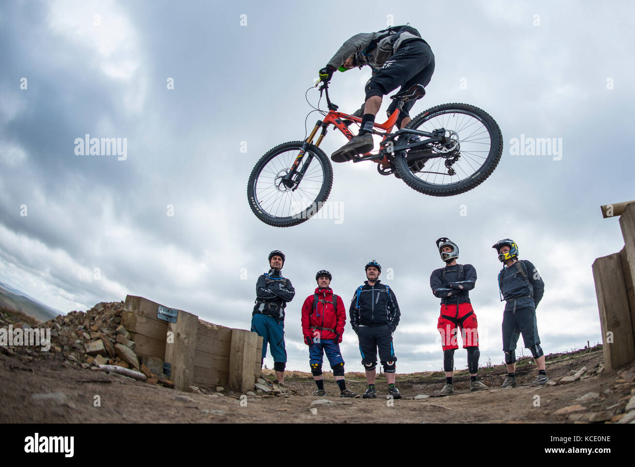 Un entraîneur de vélo de montagne prend une leçon de groupe au Bikepark de galles près de Merthyr Tydfil. Banque D'Images
