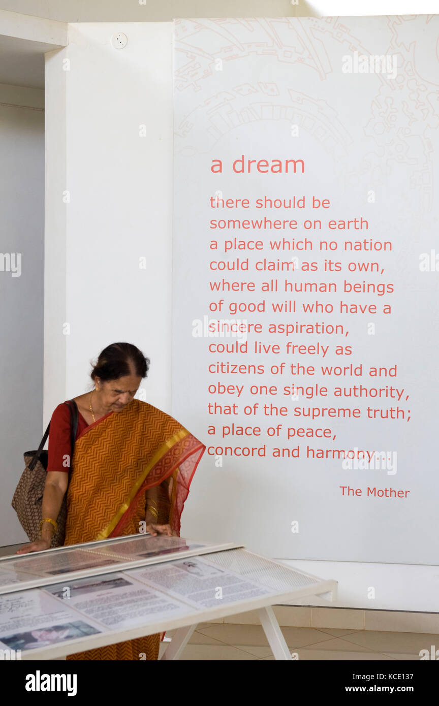 Le rêve d'Auroville écrit sur les murs du centre des visiteurs: Il devrait y avoir quelque part sur la terre un endroit qu'aucune nation ne pourrait prétendre comme son propre. Banque D'Images