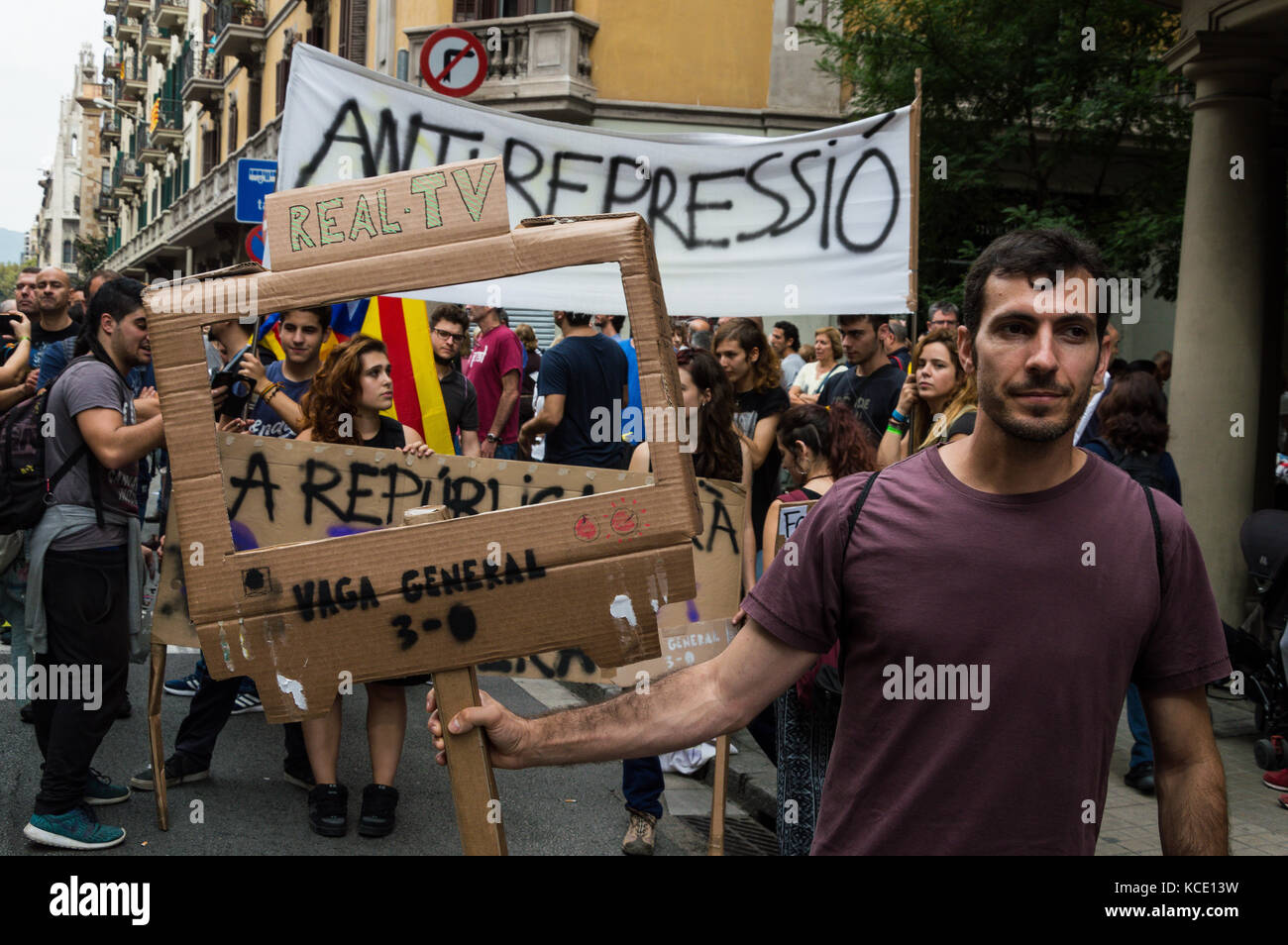Espagne, Barcelone 03 Octobre - 2017 pacifique de protestation contre la violence de l'application de la loi lors du référendum d'indépendance de la Catalogne. Banque D'Images