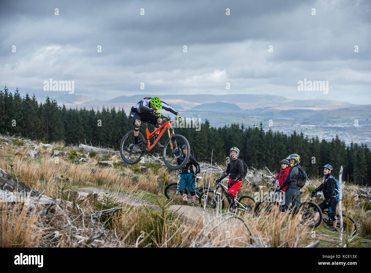 Un entraîneur de vélo de montagne prend une leçon de groupe au Bikepark de galles près de Merthyr Tydfil. Banque D'Images