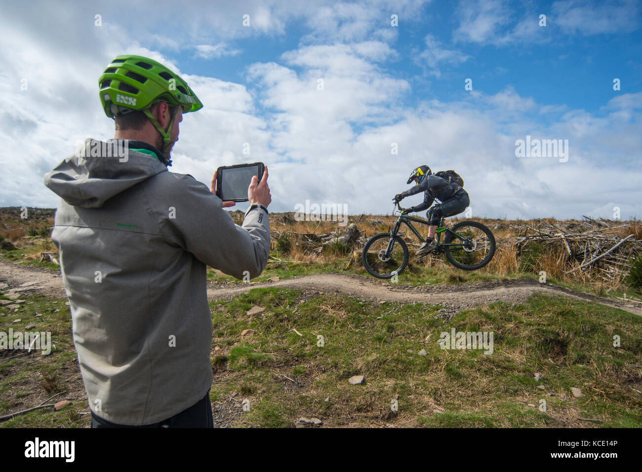 Un entraîneur de vélo de montagne prend une leçon de groupe au Bikepark de galles près de Merthyr Tydfil. Banque D'Images