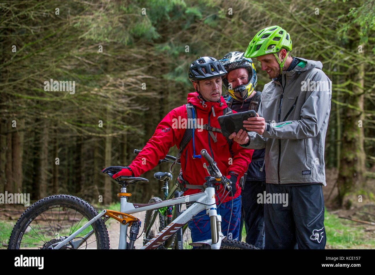 Un entraîneur de vélo de montagne prend une leçon de groupe au Bikepark de galles près de Merthyr Tydfil. Banque D'Images