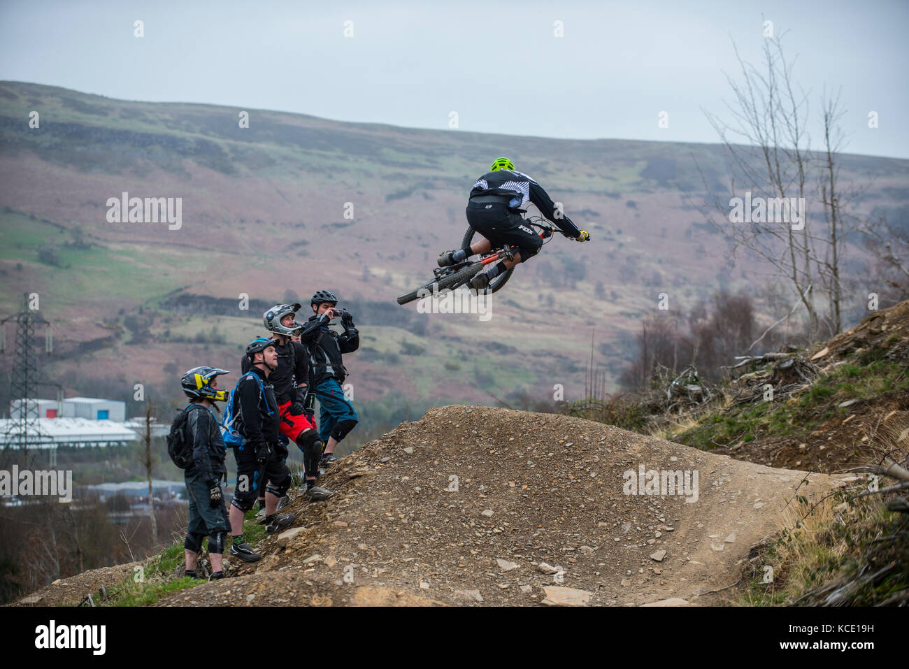 Un entraîneur de vélo de montagne prend une leçon de groupe au Bikepark de galles près de Merthyr Tydfil. Banque D'Images
