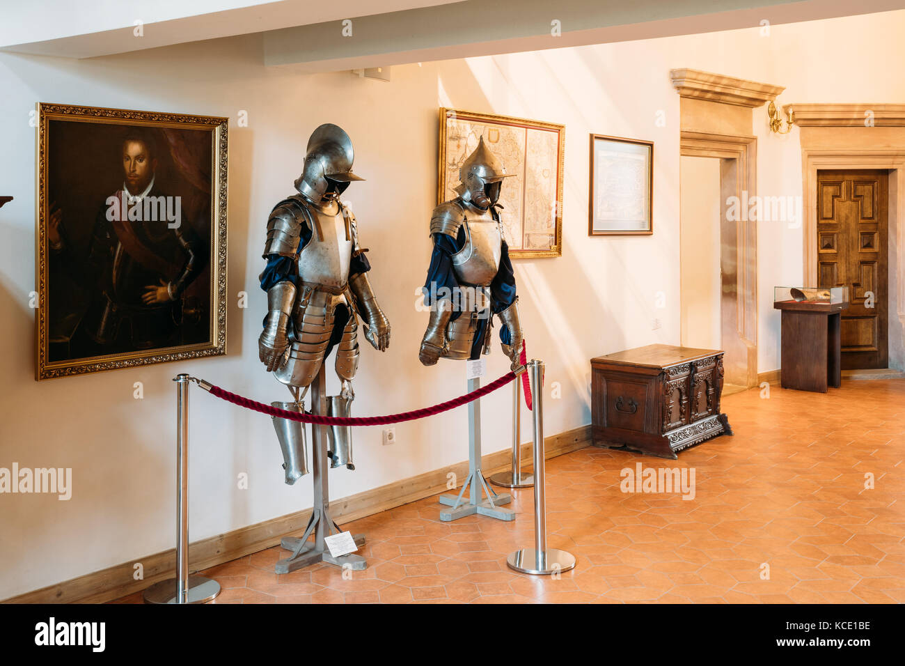 Mir, le Bélarus - 1 septembre 2016 : armor des chevaliers guerriers dans la salle blindée dans Castle Museum. célèbre monument, ensemble architectural de f Banque D'Images
