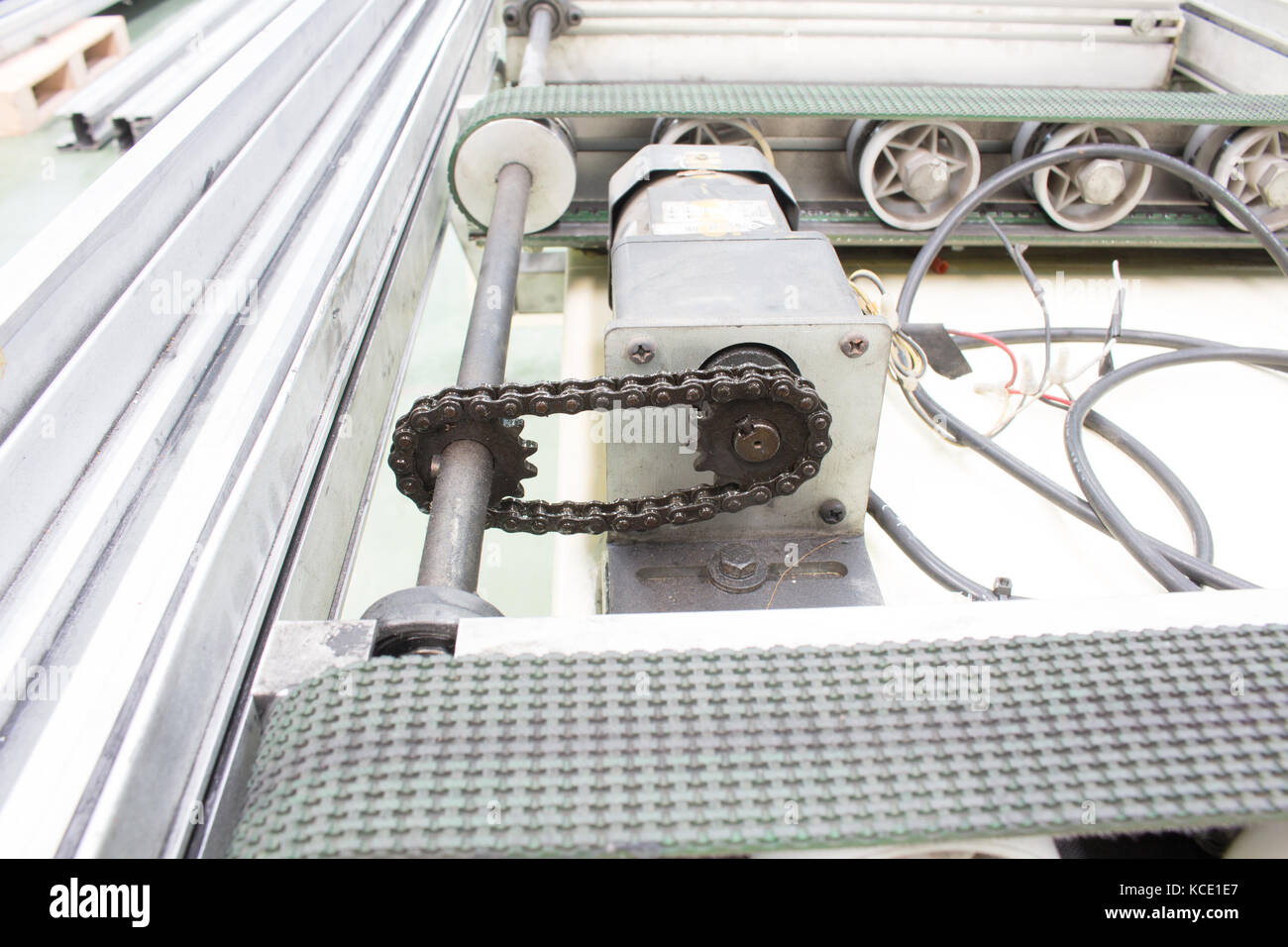 Arbre d'entraînement du moteur et de la transmission, de la chaîne de convoyeur. Banque D'Images