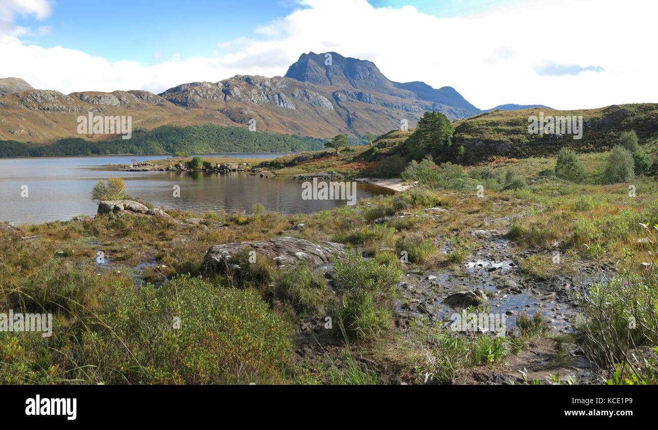 Vue sud-ouest sur Loch Maree jusqu'au sommet de Slioch dans les Highlands écossais, Royaume-Uni. Affiche le paysage d'automne. Banque D'Images