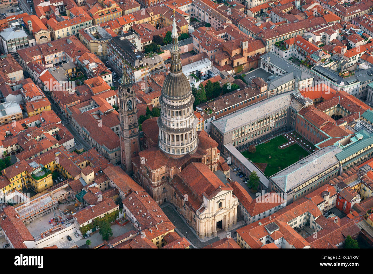 VUE AÉRIENNE. Le haut (hauteur : 121M) Basilique de San Gaudenzio. Novara, province de Novara, Piémont, Italie. Banque D'Images