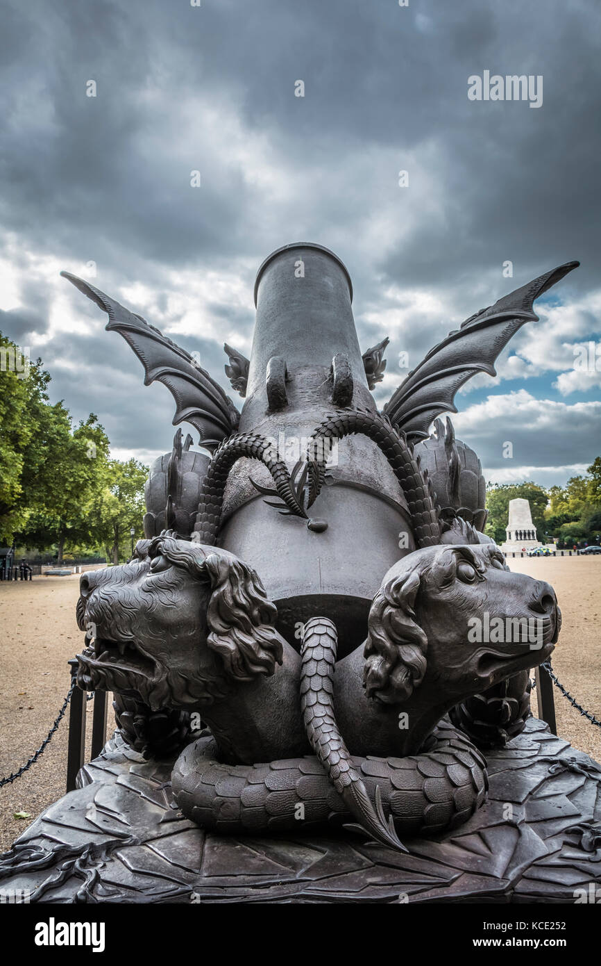 Le Cádiz Memorial, à Horse Guards Parade, est également connu comme le Prince Regent's Bomb. C'est un 19e siècle de Mortier français du siège de Cadix. Banque D'Images