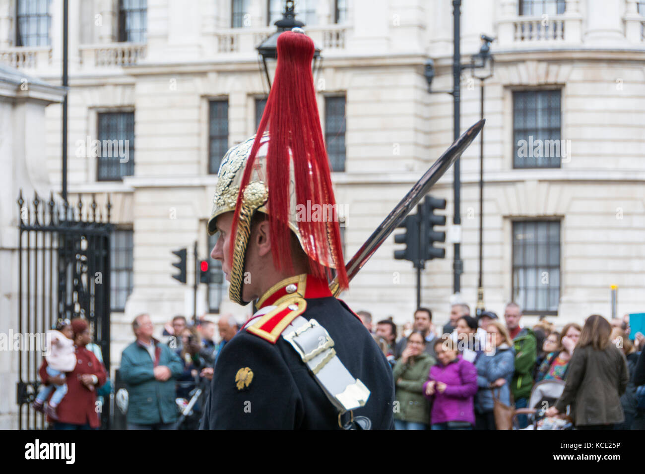 Les bleus et les Royals de la Household Cavalry prenant part à la cérémonie d'en descendre, ou 4 heures à la parade, Horse Guards, London, UK Banque D'Images