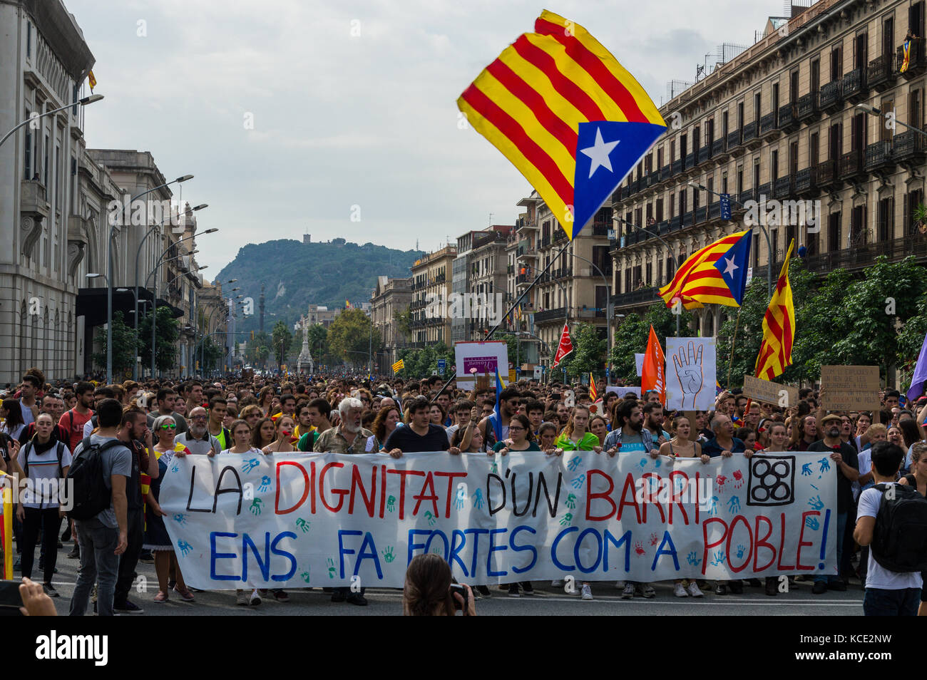 Espagne, Barcelone 03 Octobre - 2017 pacifique de protestation contre la violence de l'application de la loi lors du référendum d'indépendance de la Catalogne. Banque D'Images