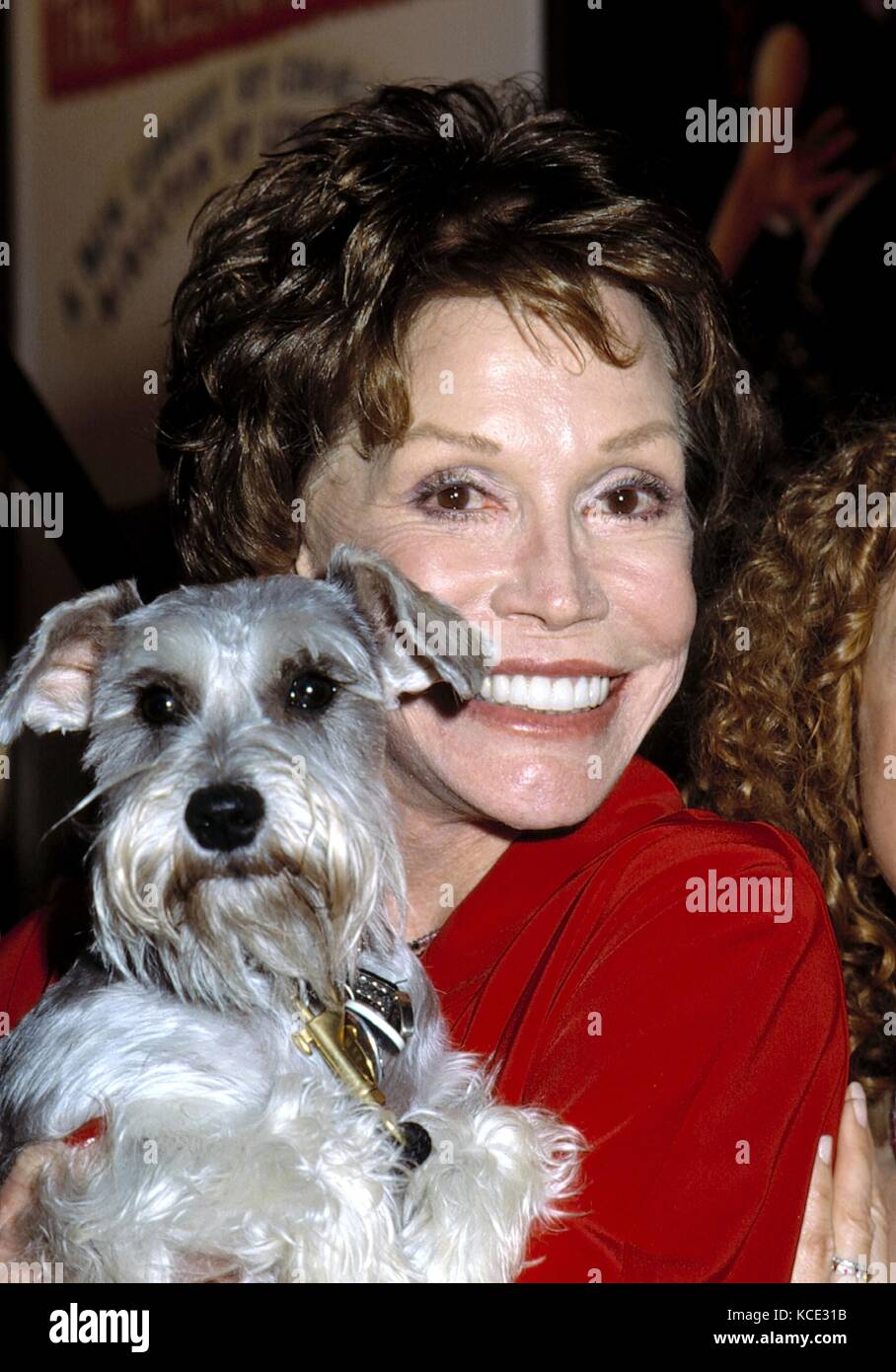 Mary Tyler Moore avec son chien schnauzer Shana À Broadway Barks 3 Shubert Alley, NYC 7/14/2001 @ JOSEPH MARZULLO / MediaPunch Banque D'Images