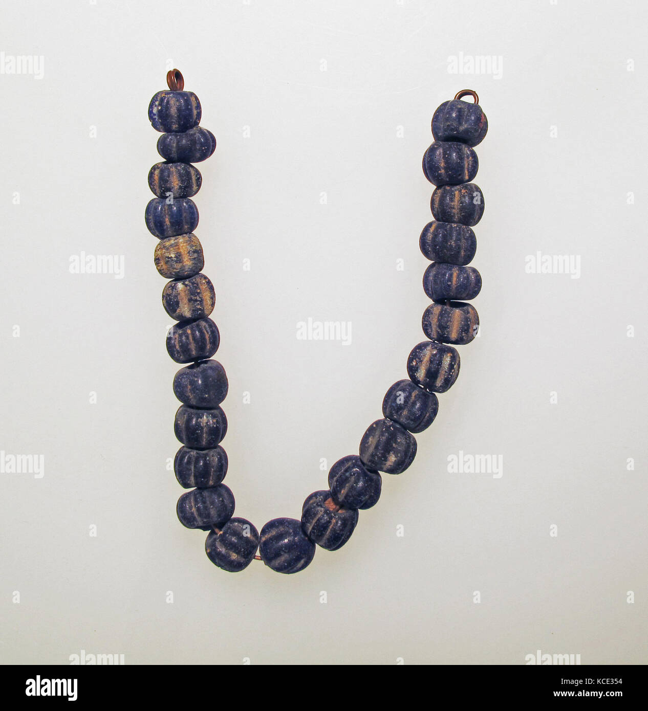Perles, 24, verre, Autres : 6 15/16 in. (17,7 cm), verre Banque D'Images