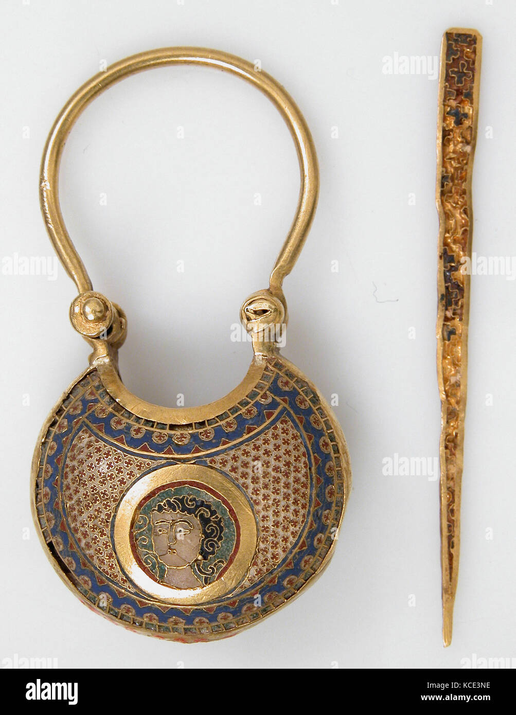 Pendentif Temple et Stick, ca. 1080-1150, faite à Constantinople, byzantine, émail cloisonné, d'or, Total : 1 × 15/16 à 15/16 Banque D'Images