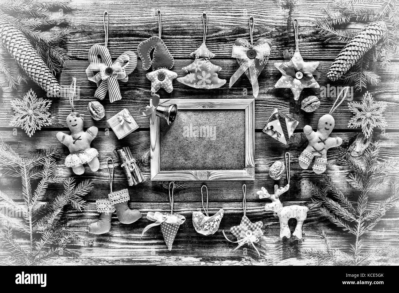 Photo en noir et blanc. nouvelle année. jouets de Noël fait maison et décoration, branches d'arbre de Noël christmas bell sur un fond de bois autour d'un vide Banque D'Images
