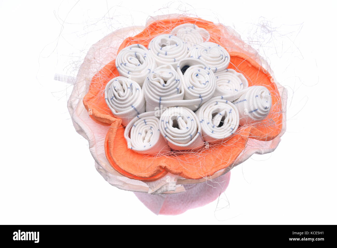 Vêtements de cuisine comme bouquet de mariage, idées cadeaux, isolé sur fond blanc Banque D'Images