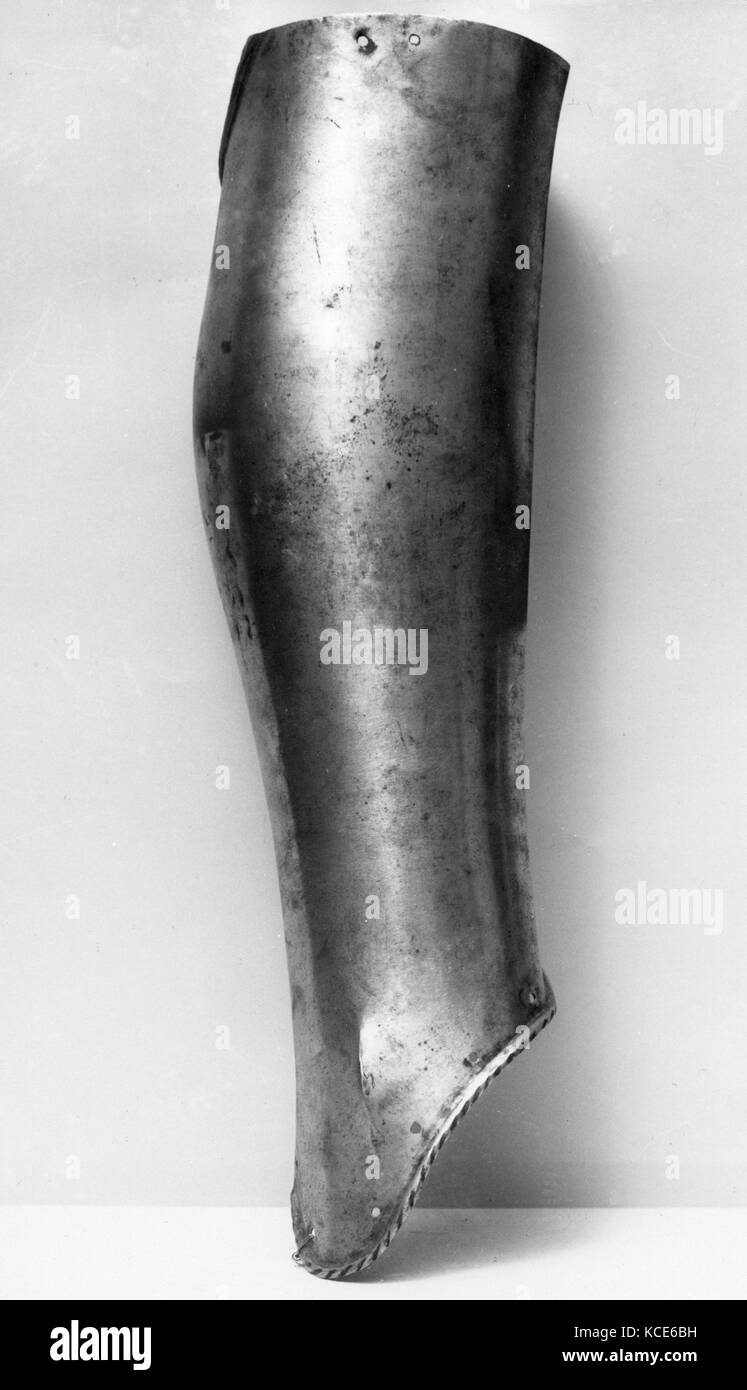Greave (jambe) de la Défense, 16ème siècle, l'allemand, l'acier, H. 17 1/4 in. (43,8 cm), l'Armure Parts-Greaves Banque D'Images