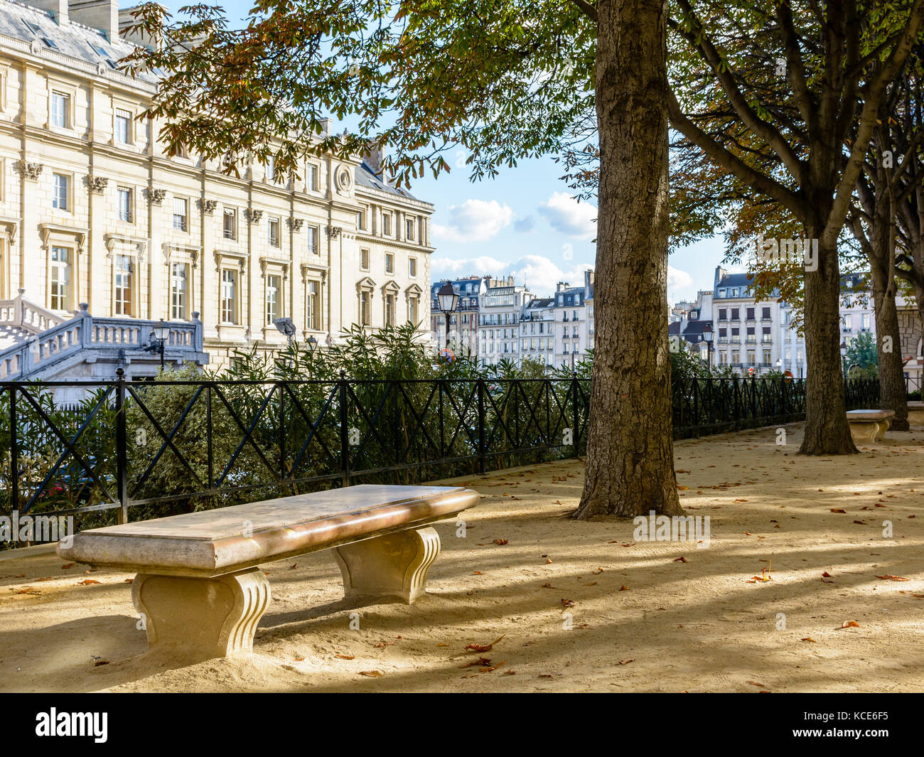 Entrée arrière du palais de justice de paris avec un banc de marbre au premier plan par une soirée ensoleillée. Banque D'Images