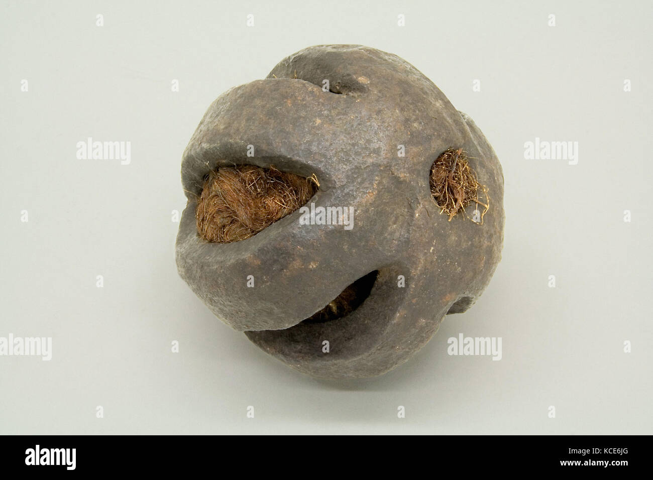 Cannon Ball, fin du xive siècle, Français, Fer à Repasser, diam. 4 3/4 in. (12,1 cm), balles de Firearms-Cannon Banque D'Images