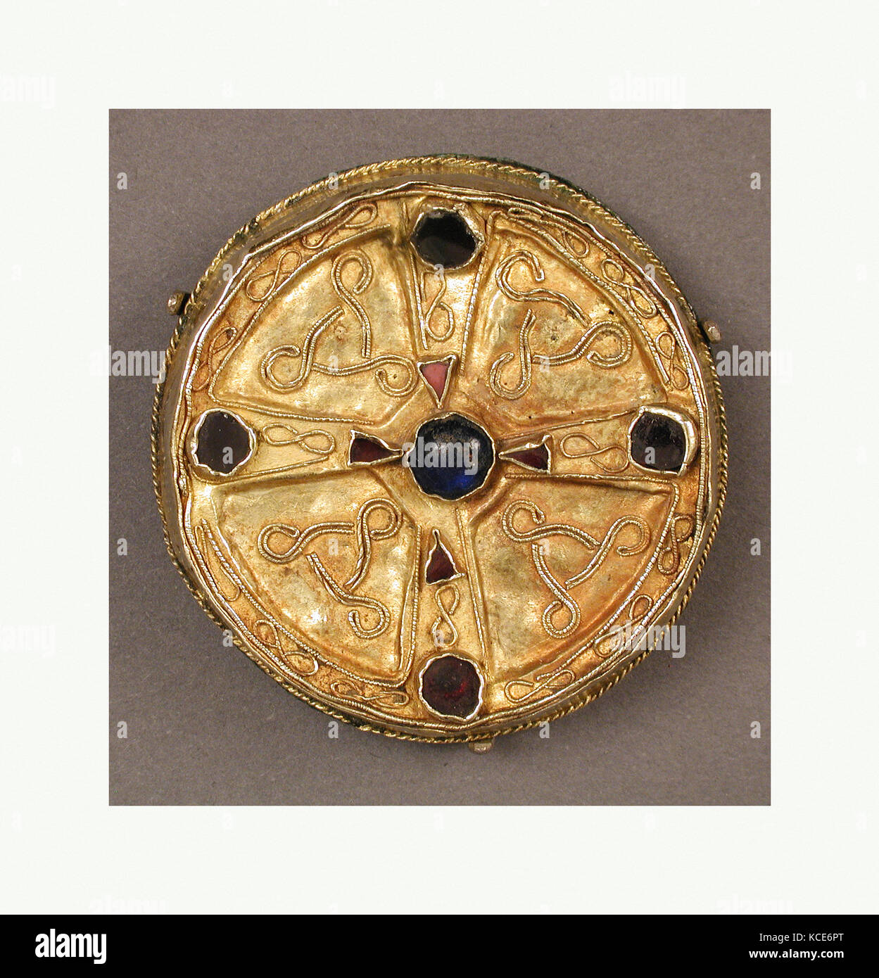 Broche de disque, 7e siècle, Frankish, or, grenat, alliage de cuivre et de verre, dans l'ensemble : diam. 1 15/16 x 3/8 in. (5 x 1 cm), de la Ferronnerie Banque D'Images