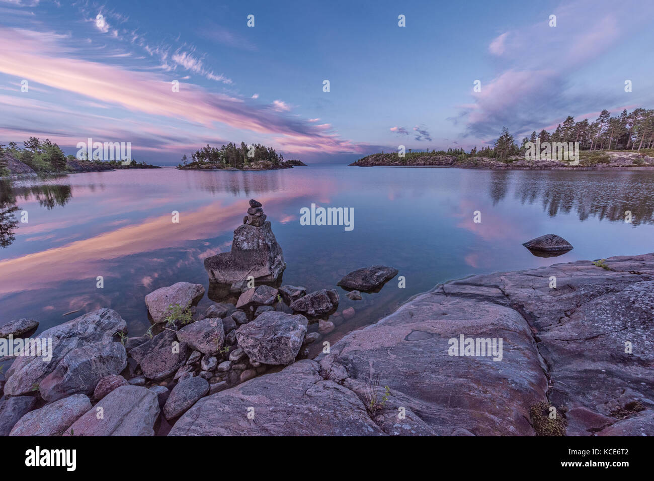 Lever de soleil rose dans le lac Ladoga. lieu inhabité, la Carélie, au nord de la Russie. Banque D'Images