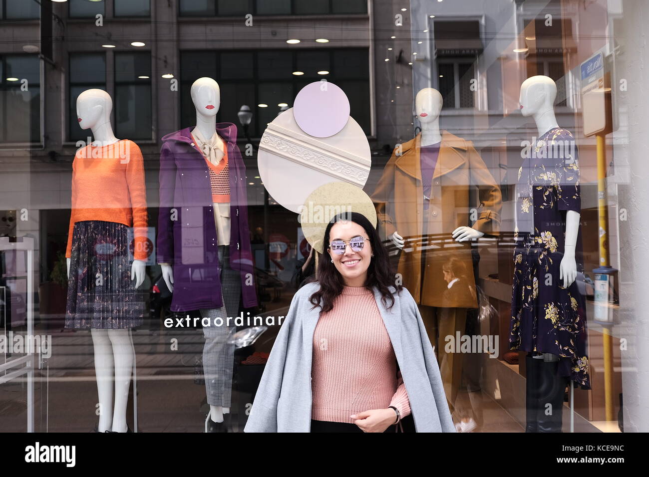 Jeune femme à la mode en face de vitrine, Bruxelles, Belgique Photo Stock -  Alamy