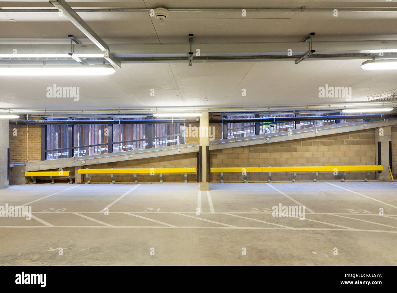 Parking vide avec rampe d'éclairage et de Cambridge, au Royaume-Uni. Banque D'Images