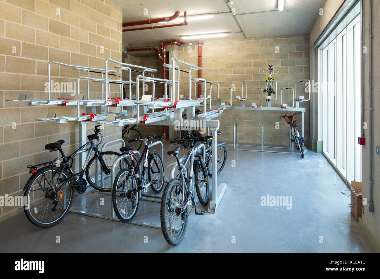 Des supports à vélo à l'intérieur d'un stockage sûr dans un nouveau développement mixte de Londres . Banque D'Images