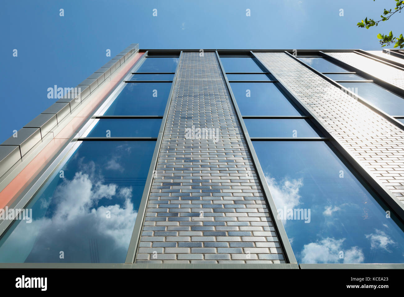 Refelected nuages sous windows d'un nouveau bâtiment commercial Banque D'Images
