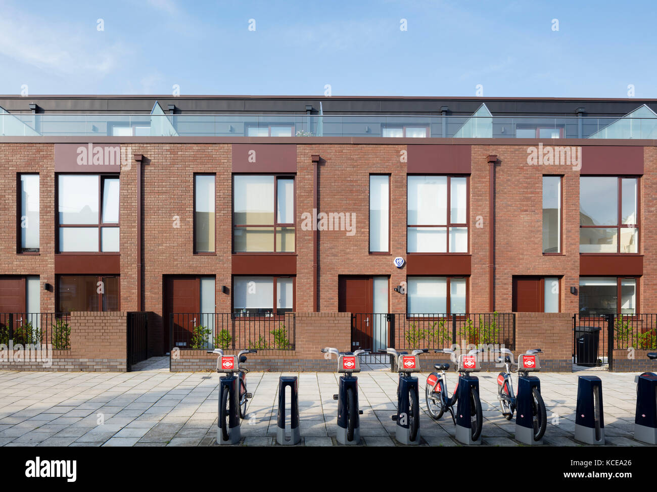 Développement du logement de style moderne à Lambeth Londres avec santander bicyclettes et station d'accueil. Banque D'Images